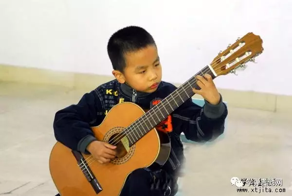 小学生学了吉他又想学贝斯 好吗？